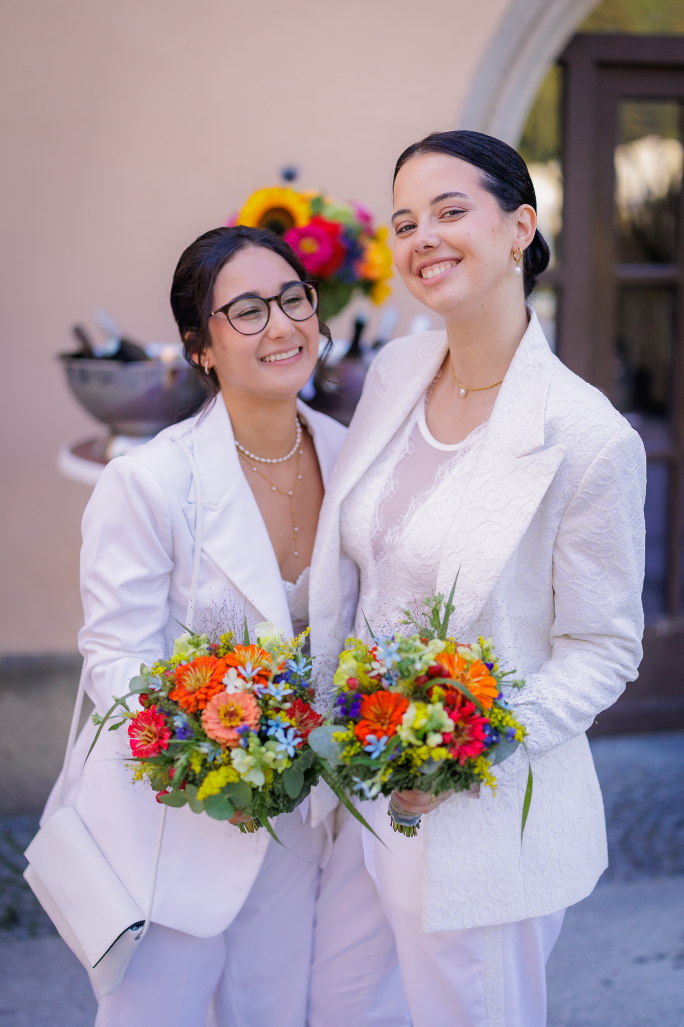 Emotionale Aufnahme eines glücklichen Brautpaares, Hochzeitsfotografie Standesamt Passau.